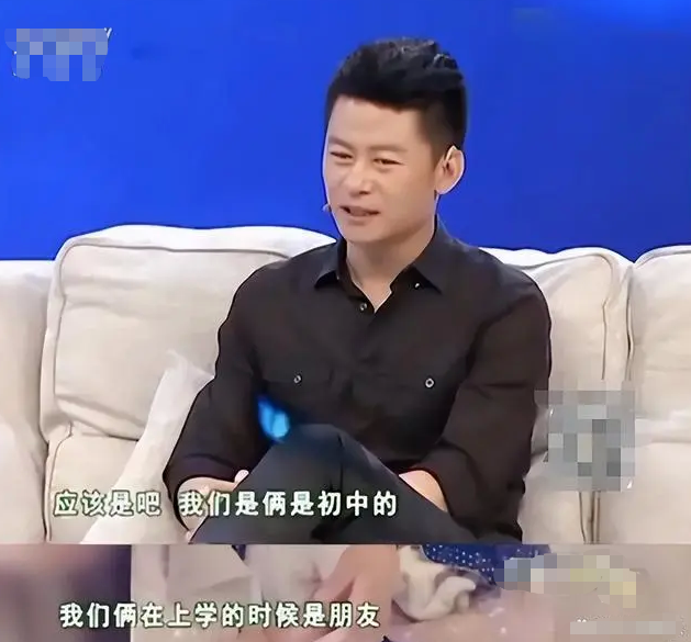 李健一家三口罕露面!《狂飙》之后低调如初,老婆背布袋高挑貌美