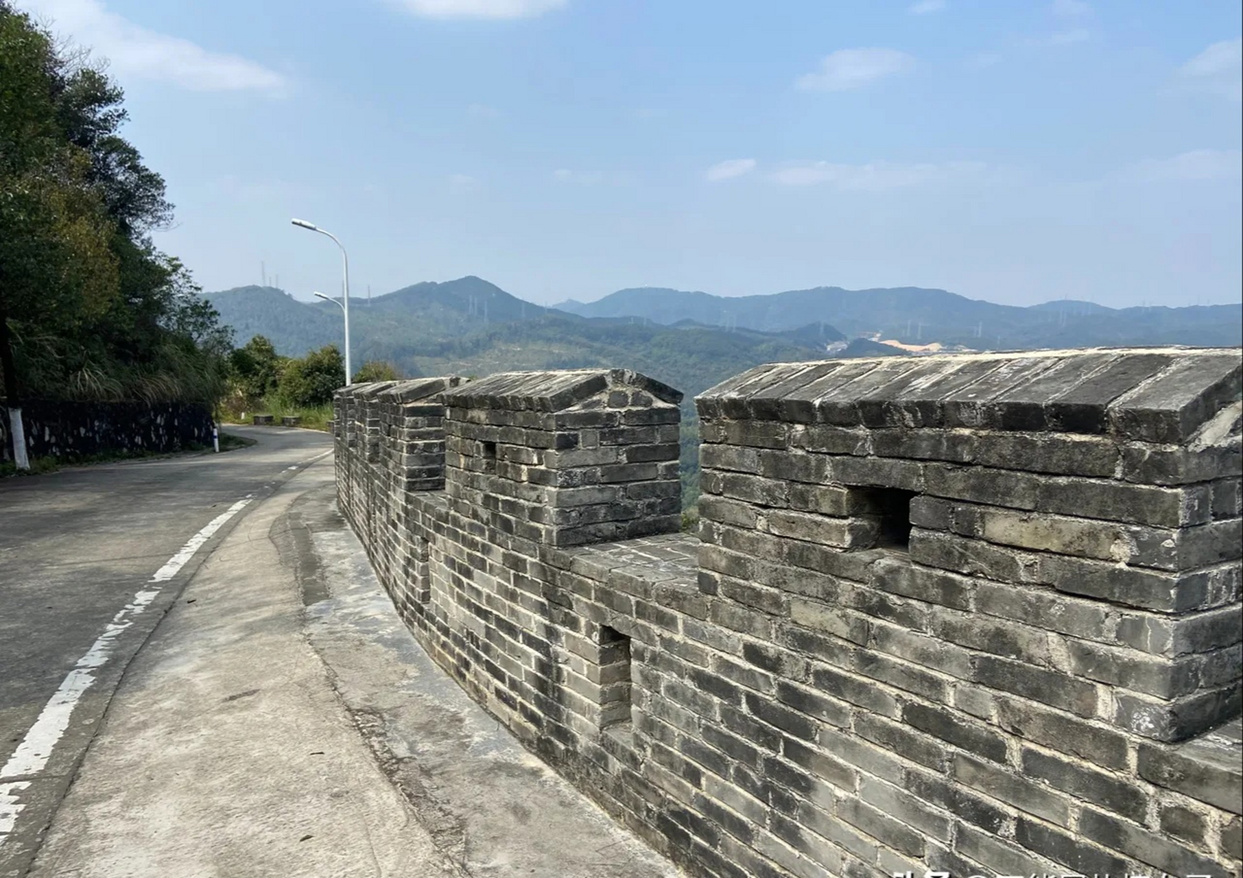 "野长城"位于广州牛头山上,牛头山是天鹿湖公园最高顶,海拔362米.