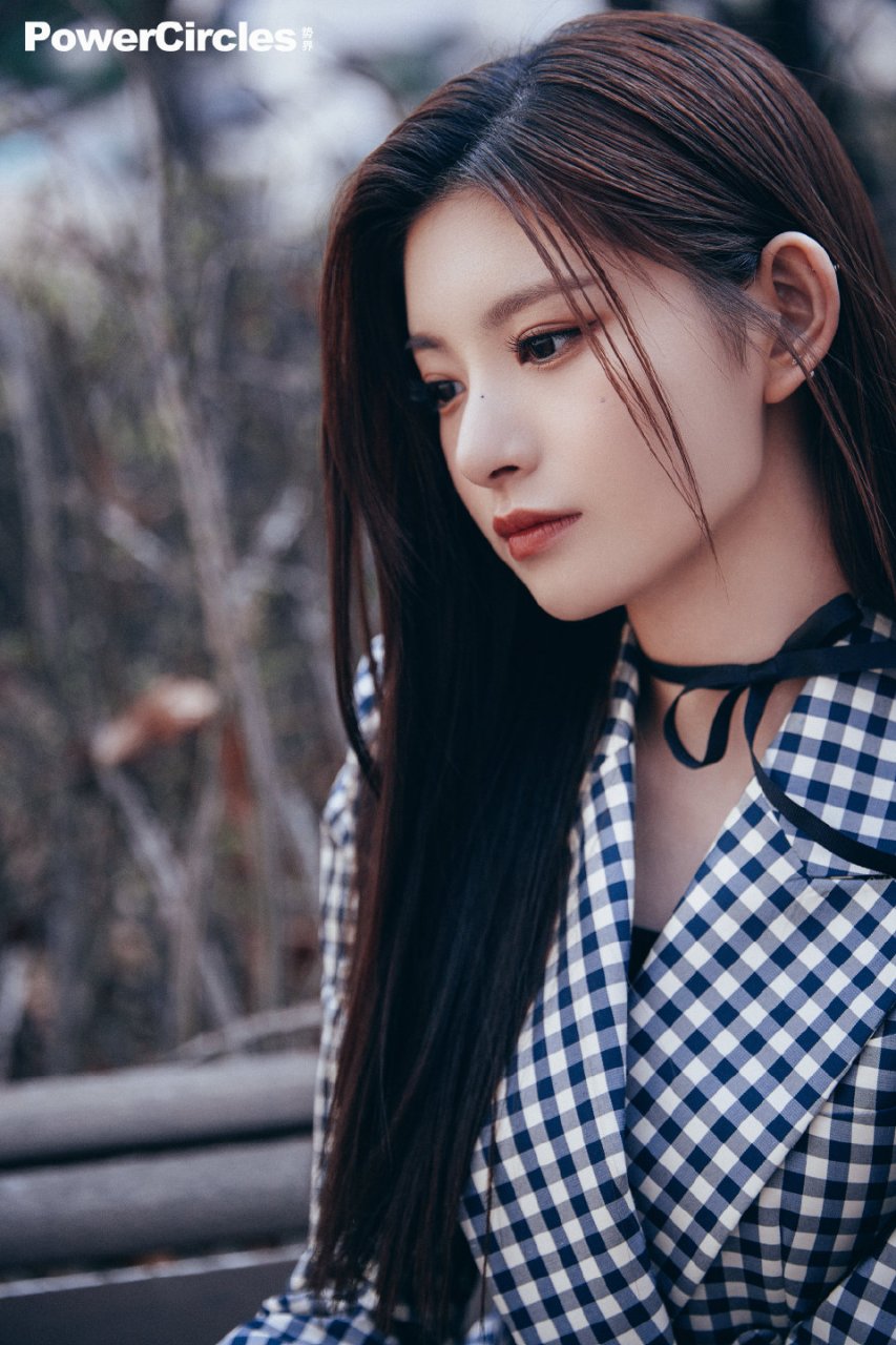 王怡人格子西装裙时尚街拍图