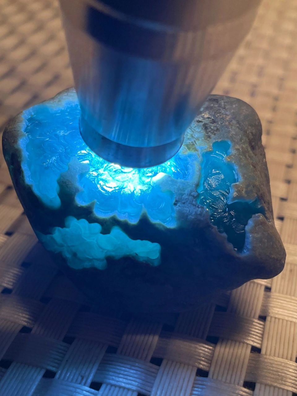 翡翠原石# #点击头像看直播# 60克后江天空蓝,料子品相完美,大面积