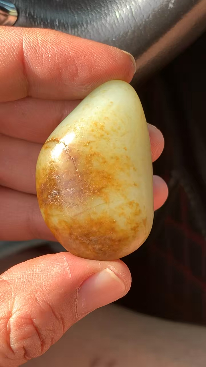 和田玉籽料秋梨皮