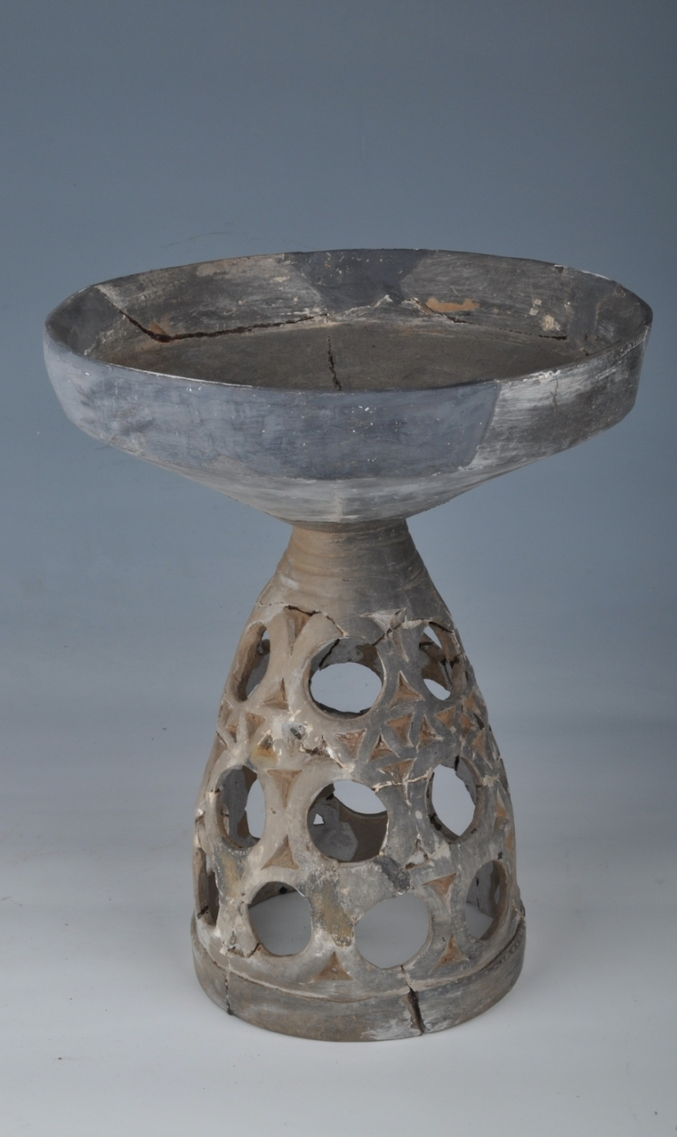 【如果国宝会说话】 新石器时代镂孔高圈足陶豆 口径23.6,高24 厘米