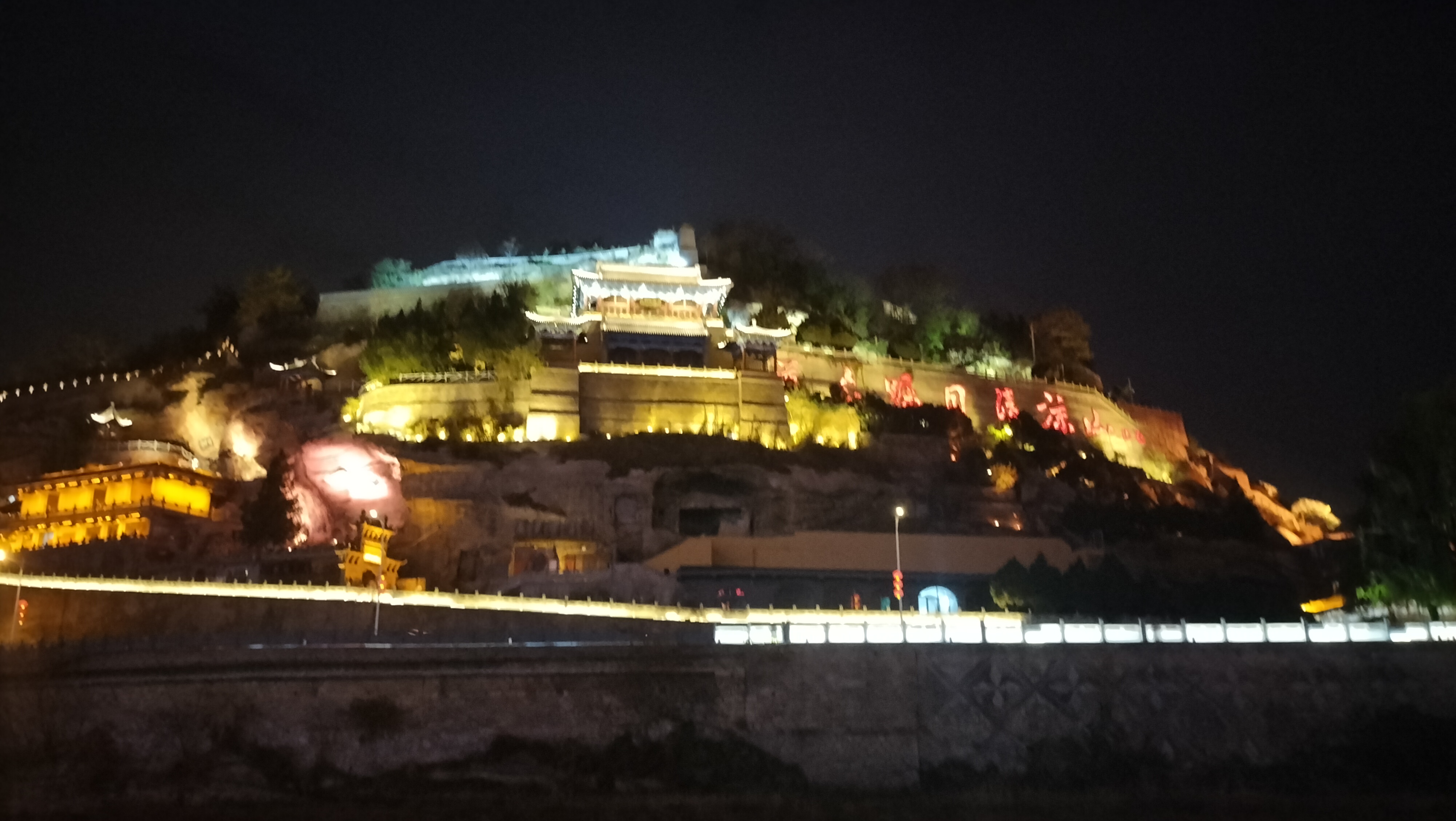 夜幕中的清凉山