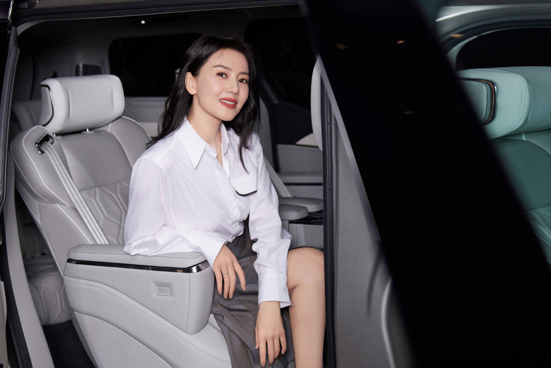 高圆圆职场风格写真:车内时尚大片引爆社交媒体!