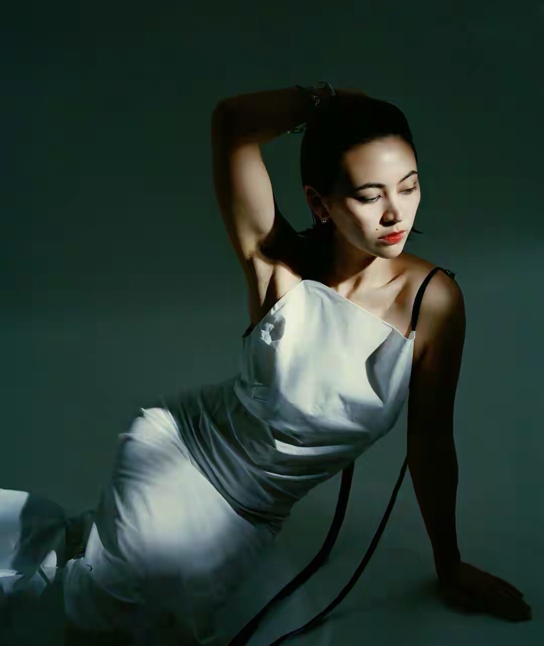 杰西卡·亨维克(jessica henwick)五官秀美,优雅时尚美丽