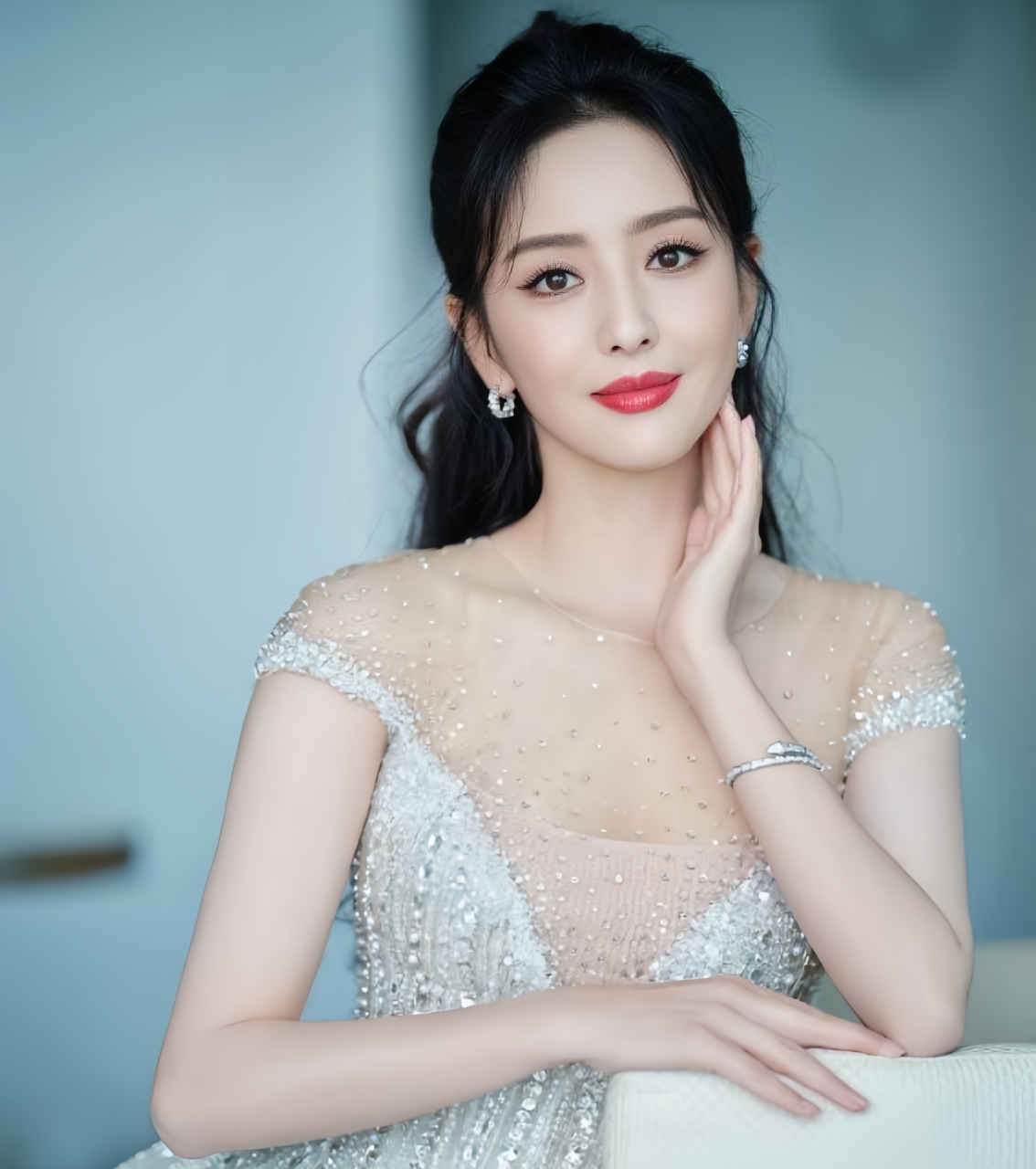 佟丽娅身穿白色闪钻仙女纱裙,身姿曼妙,对着镜头微微露笑,凭栏眺望