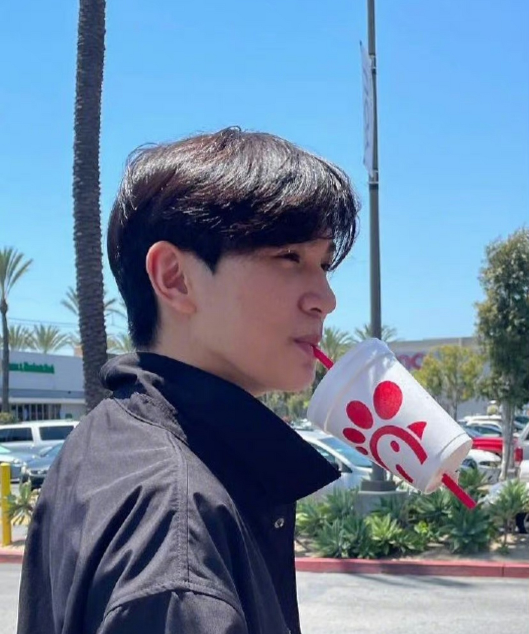 袁咏仪儿子张慕童近照,张智霖袁咏仪儿子微博晒近照,身穿简单白色体恤