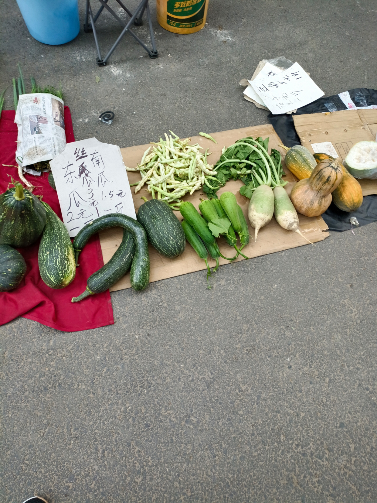 卖菜的街边小贩