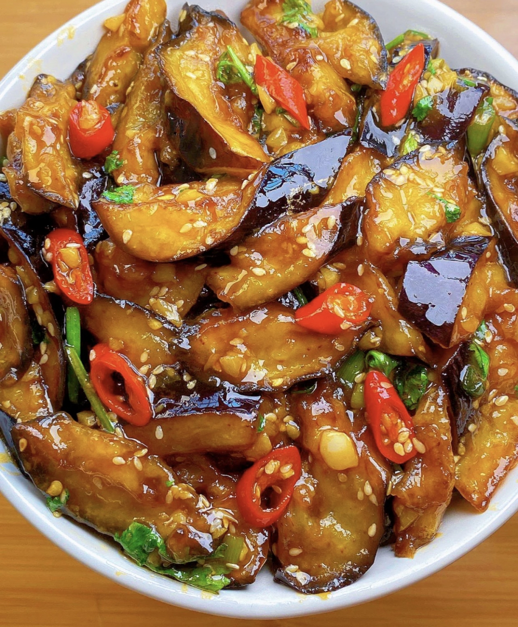 红烧茄子的做法8915  红烧茄子是一道经典的中国菜肴,做法简单