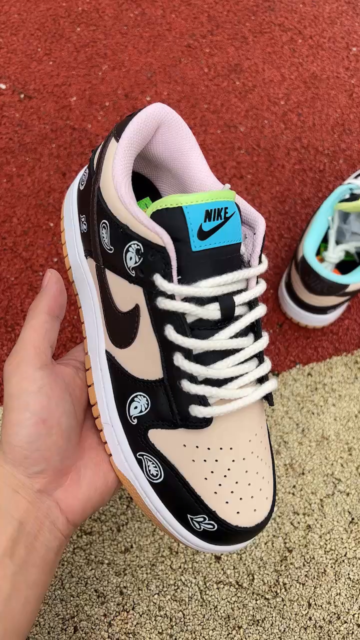 dunk腰果花不对称鸳鸯板鞋耐克运动鞋细节鉴赏-度小视