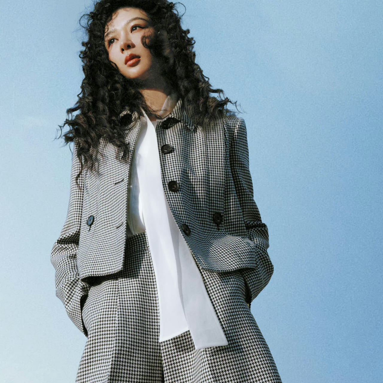 杨紫羊毛卷秀出复古随性范儿!被紫姐的随性,自信美翻了