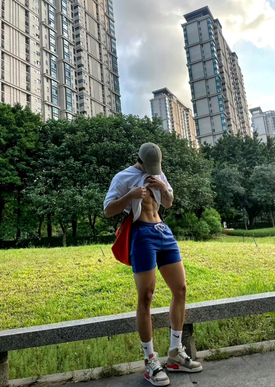 小区里的大长腿小哥哥,腹肌也很赞呀#腹肌