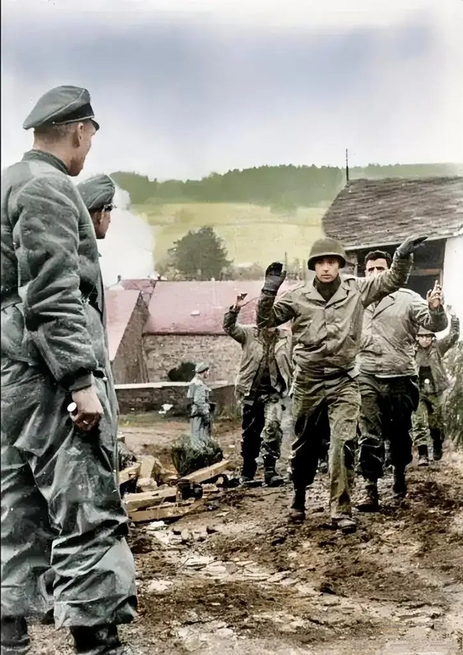 1944年12月阿登战役中被俘虏的美军士兵!