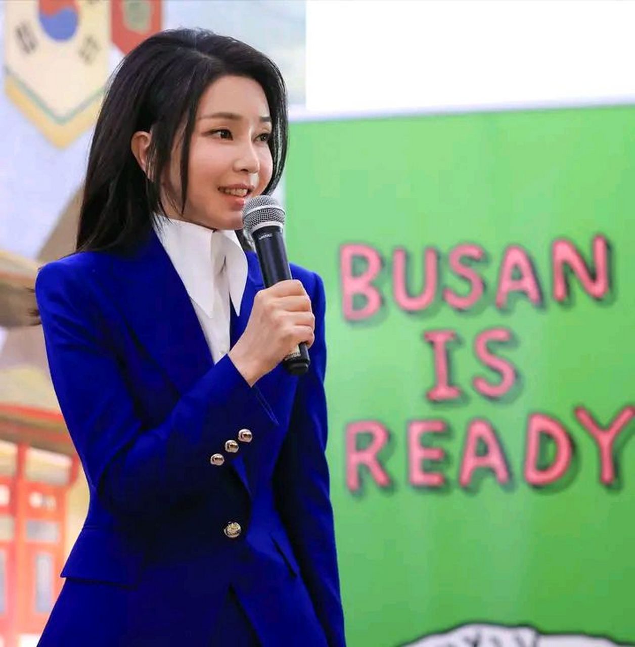 天生丽质难自弃的韩国第一夫人金建希,跟随丈夫尹锡悦访法第二天,穿