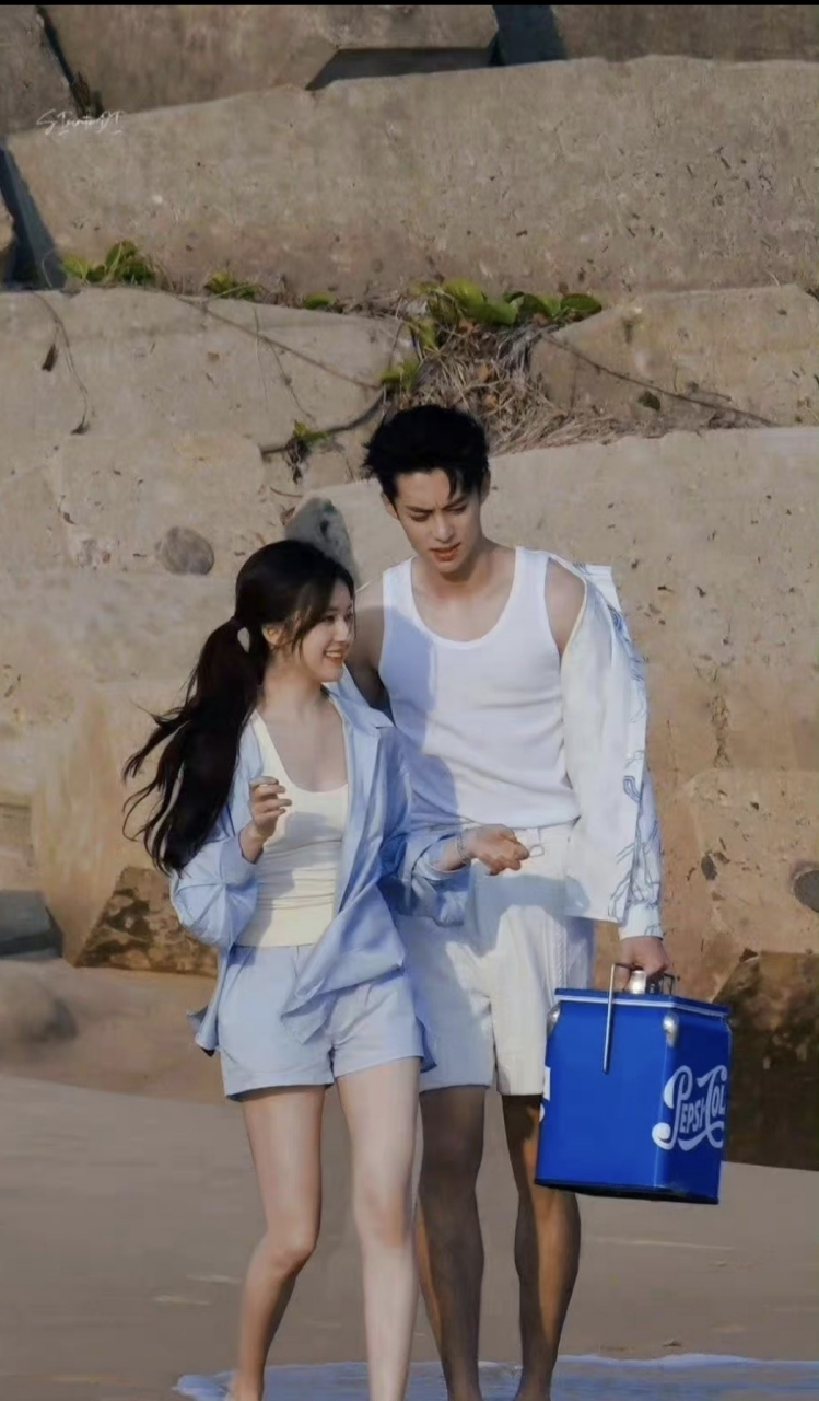 赵露思和王鹤棣同框!两人好甜!这王鹤棣又晒黑了吧!看大腿