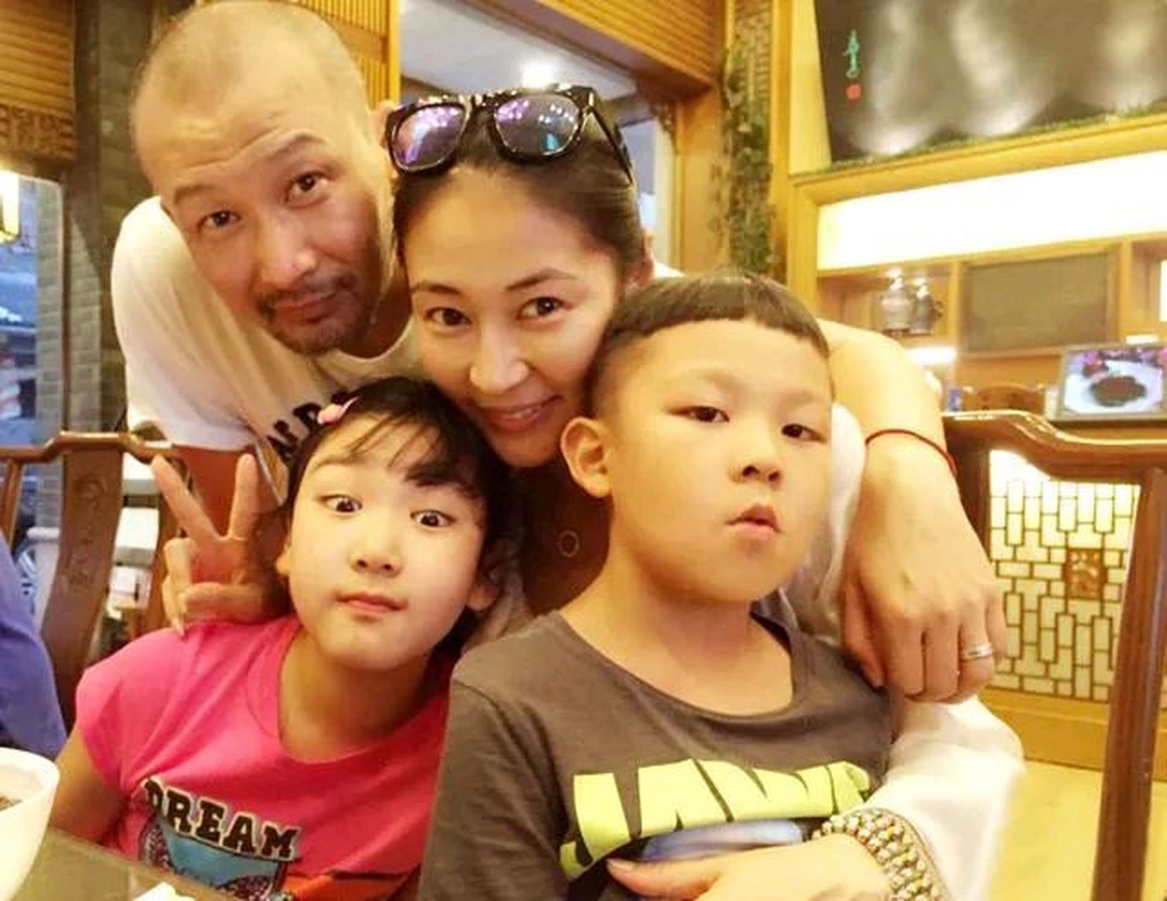 "一天,导演管虎拍戏回家后,看着女儿的脸,越看越像一个人,于是问妻子
