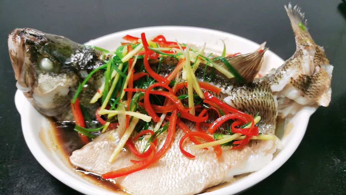 煮妇毫无保留地分享清蒸鲈鱼的正确做法,上桌两分钟就只剩鱼骨架