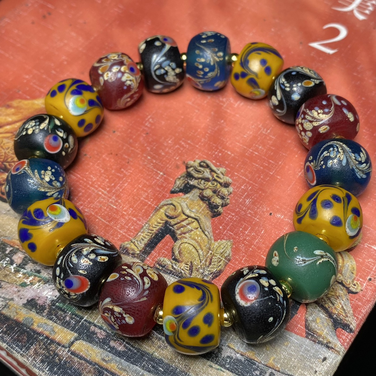 偶遇老者珍藏佛家七宝之一老琉璃凤尾手链——罕见带凤眼的琉璃古珠