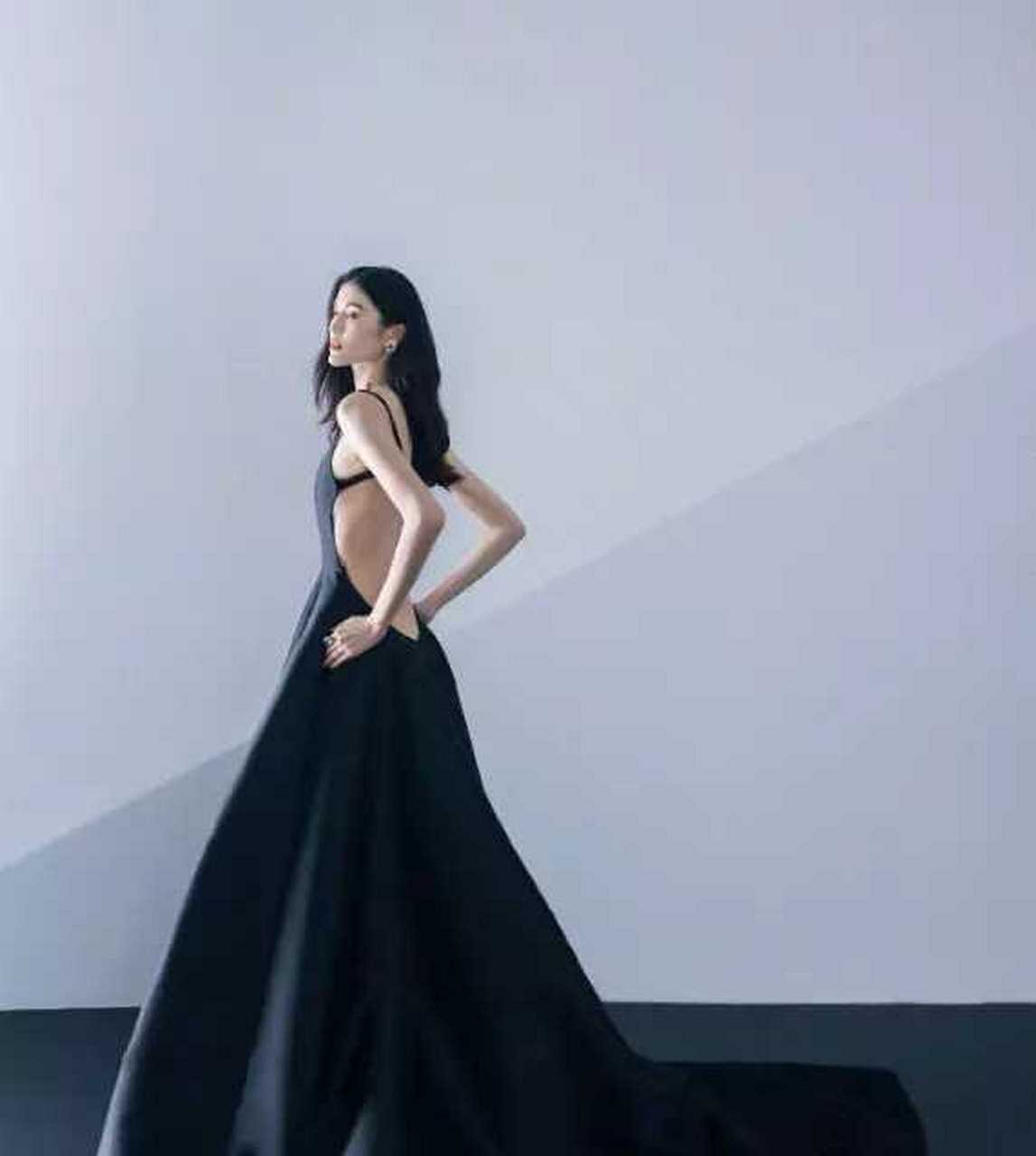 何穗是国内知名超模,她身材高挑,气质高贵,不论是走秀还是拍摄,都能