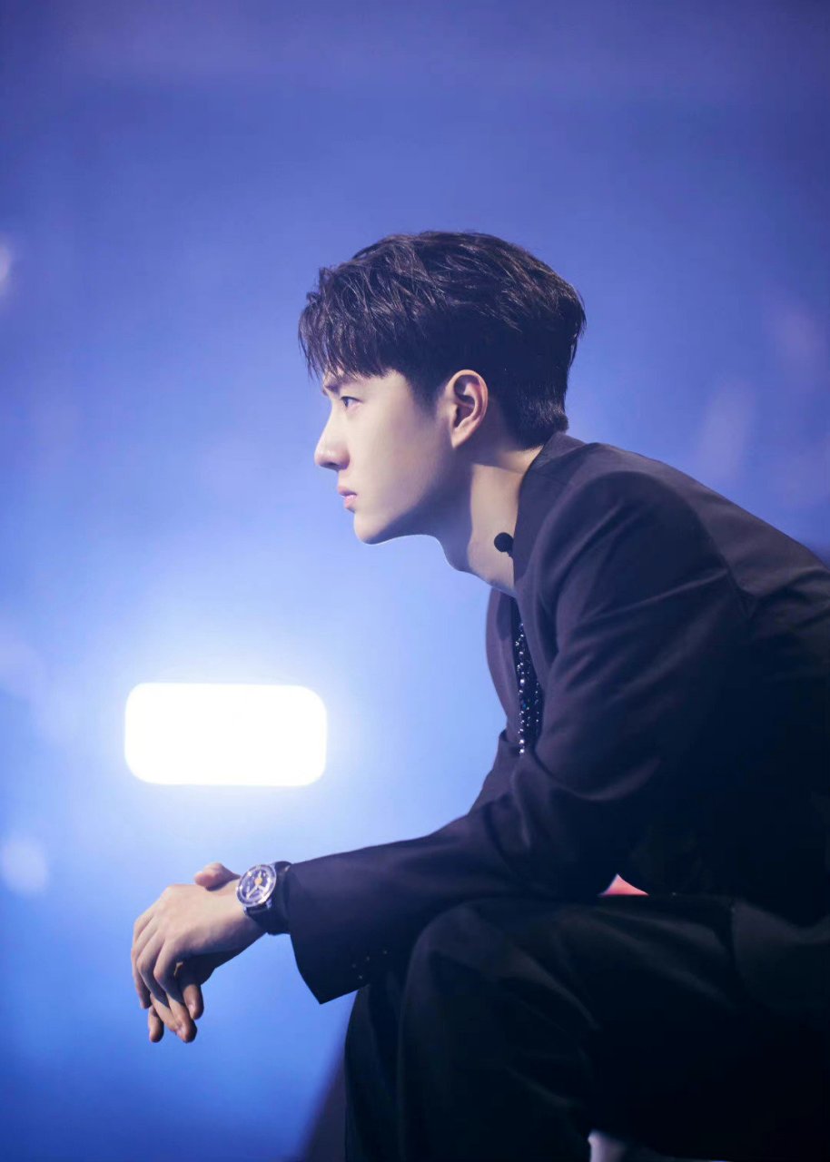 内娱男明星,侧颜千篇一律,一眼望去,不及王一博的独树一帜,喉结加侧颜