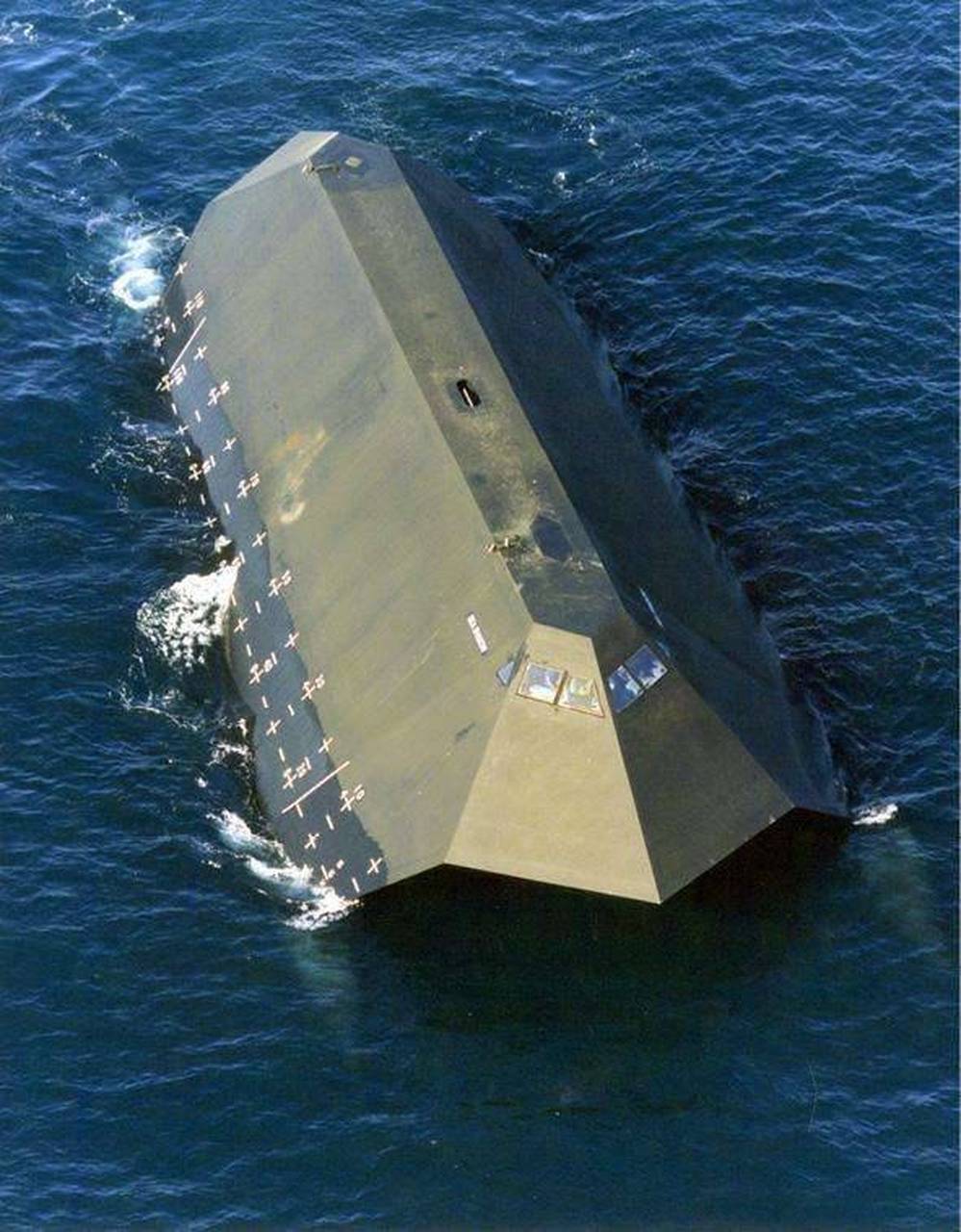 美国"海影"号隐身试验舰 "海影"号是美国洛克希德·马丁公司秘密为