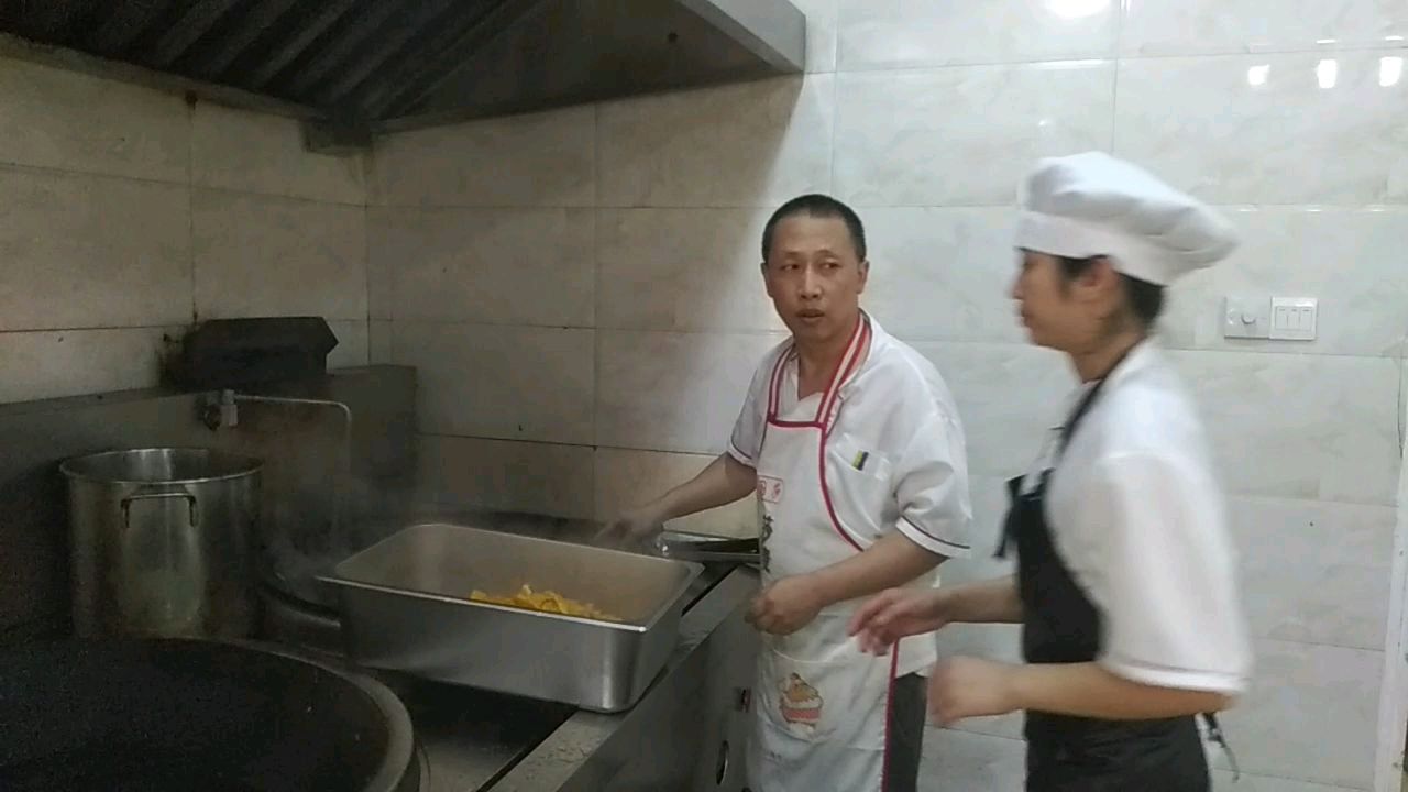 清炒南瓜片,不加白糖自然甜,中途加了5次水