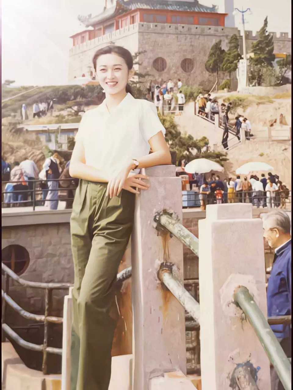 80年代,衬衣配军裤也是很潮流的