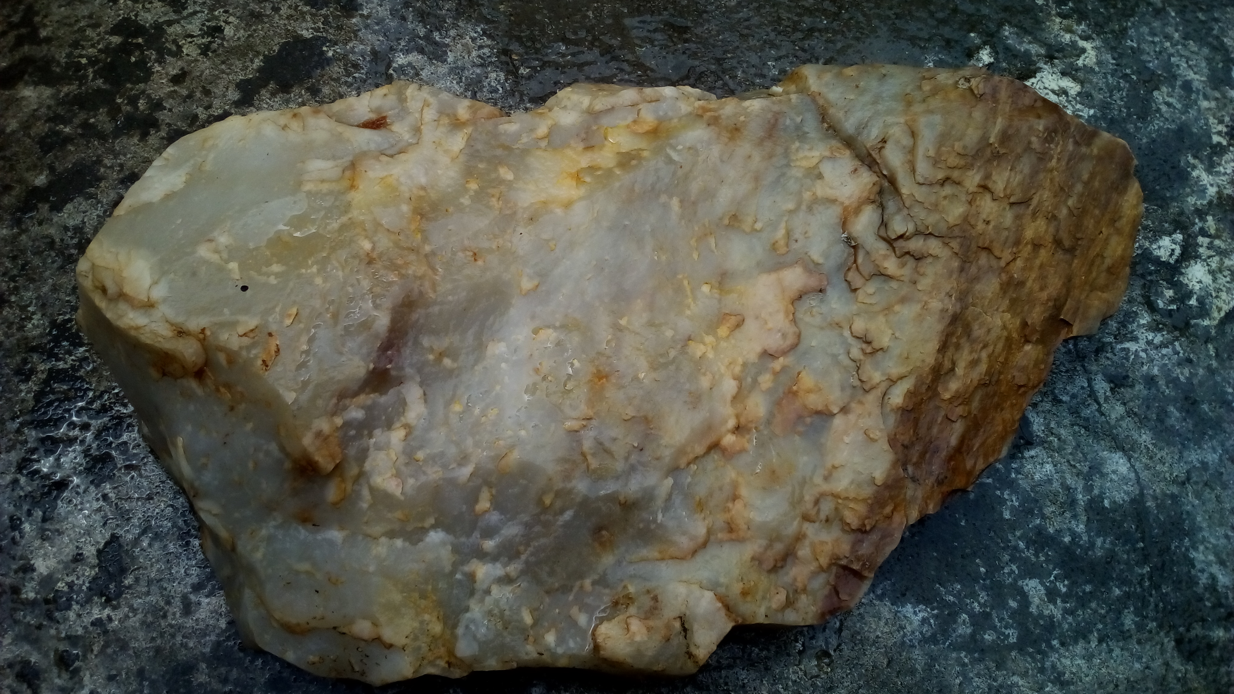 在大山上捡一块大石头,透光度很强,那位知道是什么石呢