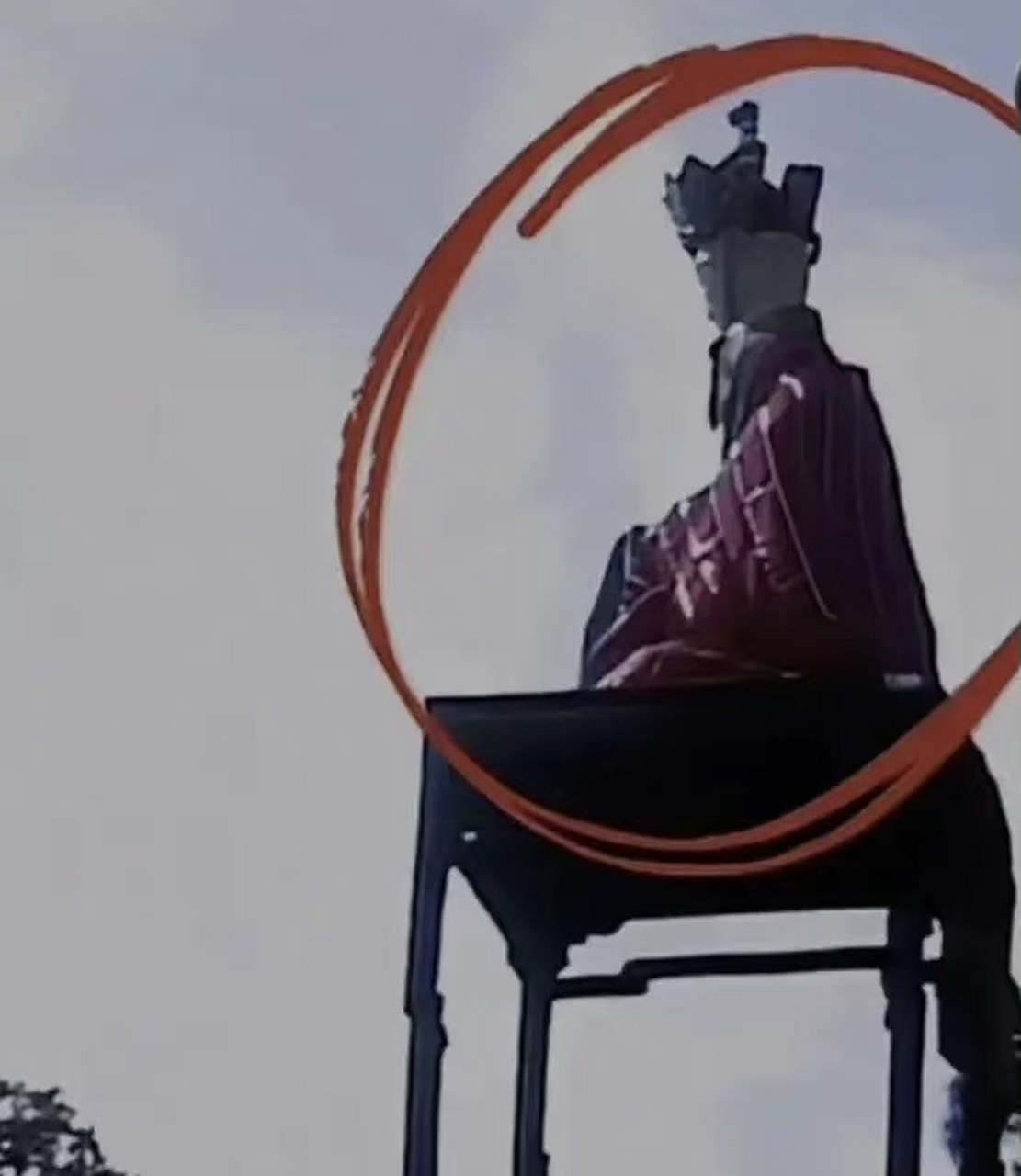 以前看西游记还真没发现,原来唐僧跟鹿力大仙比坐禅,坐在上面的唐僧