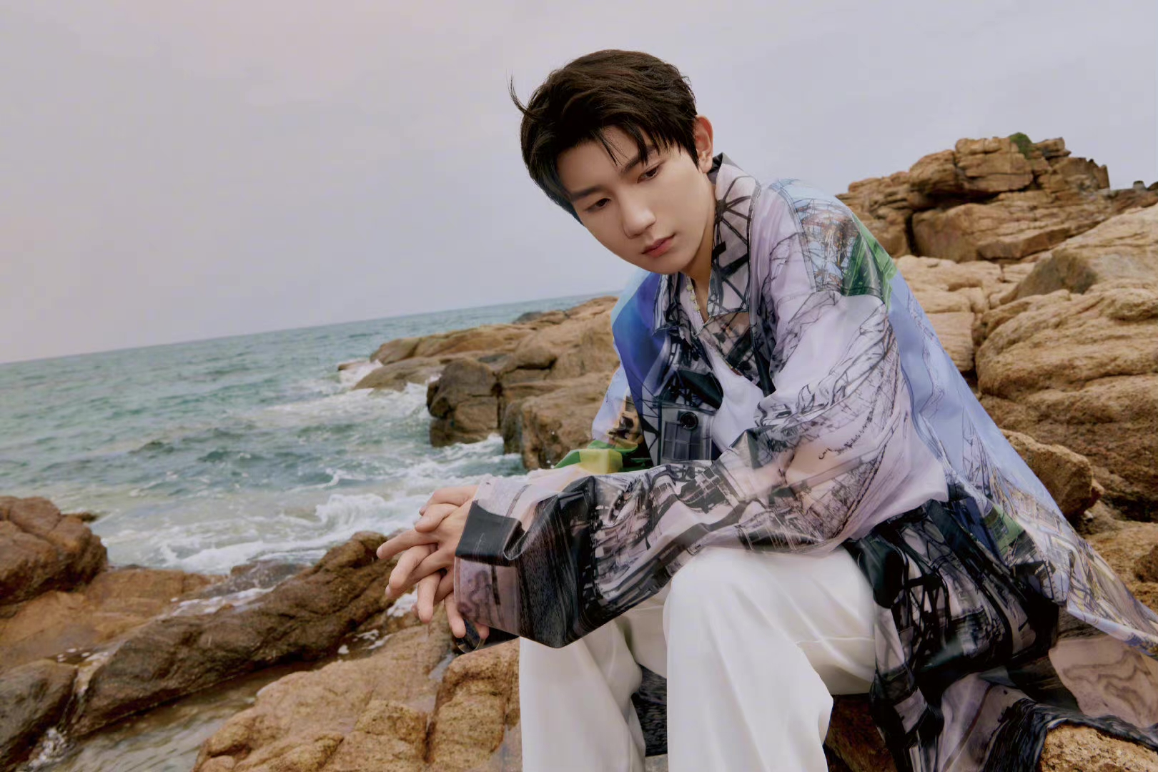 王源海边大片,安静的少年将它的心事倾诉给温柔又浪漫的海风