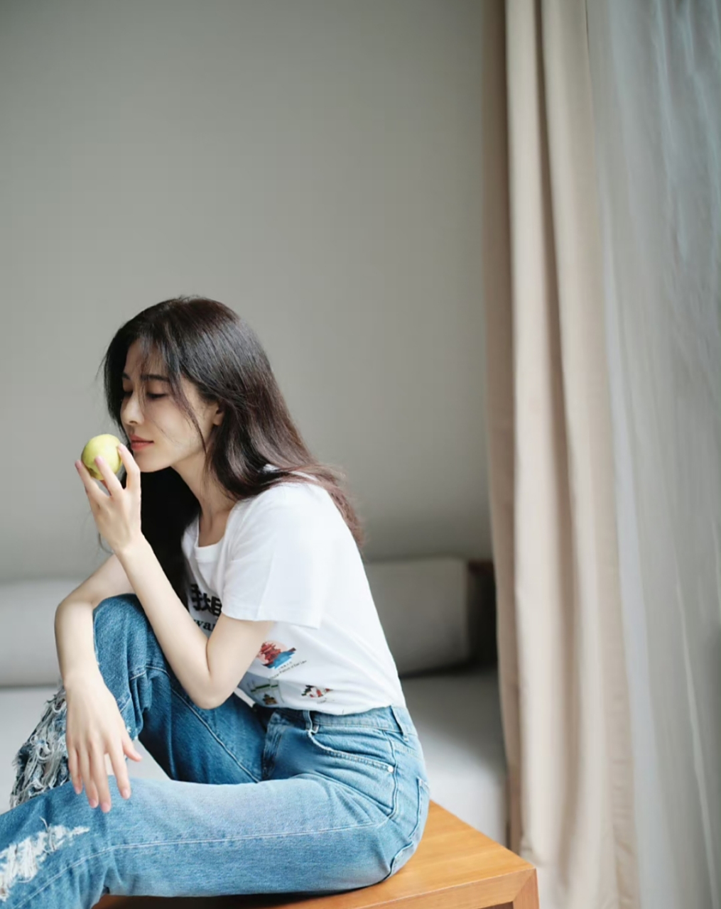 曾黎穿白色短袖搭配牛仔裤,清新靓丽,温柔甜美!