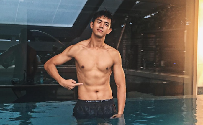 李现用三个月重回身材巅峰自信玩自拍大晒腹肌