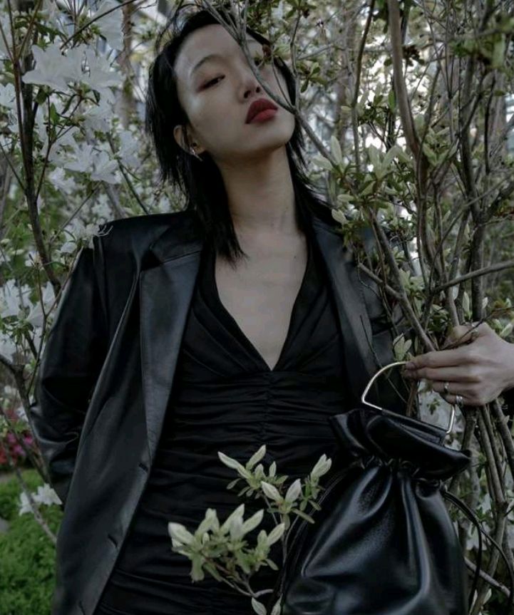 韩国超模崔素拉拍摄高端杂志《时尚周刊》眉清目秀,仪态万方