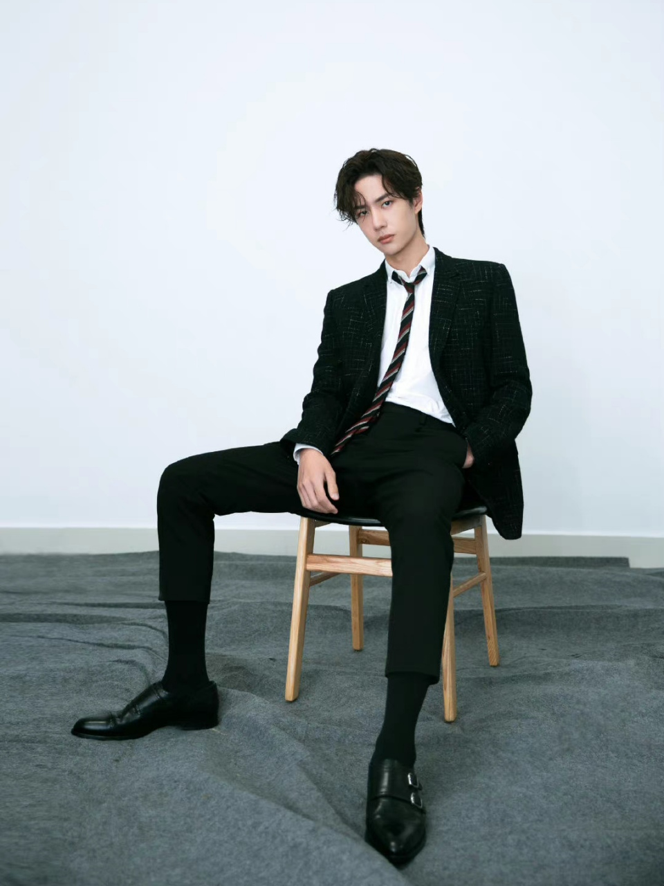 王一博这坐姿很酷,随意但不随便,尽显型男的风采,一直走在潮流前线的