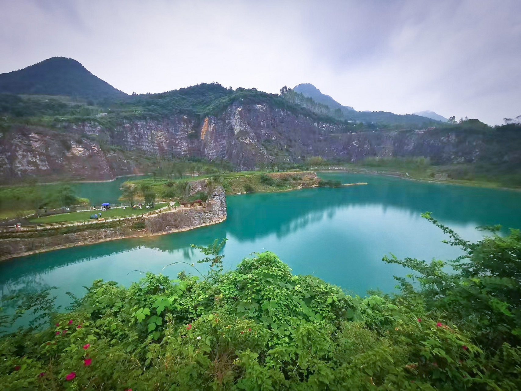 优质作者榜# 秋天的铜锣山矿坑公园,是一处绝美的自然风光.