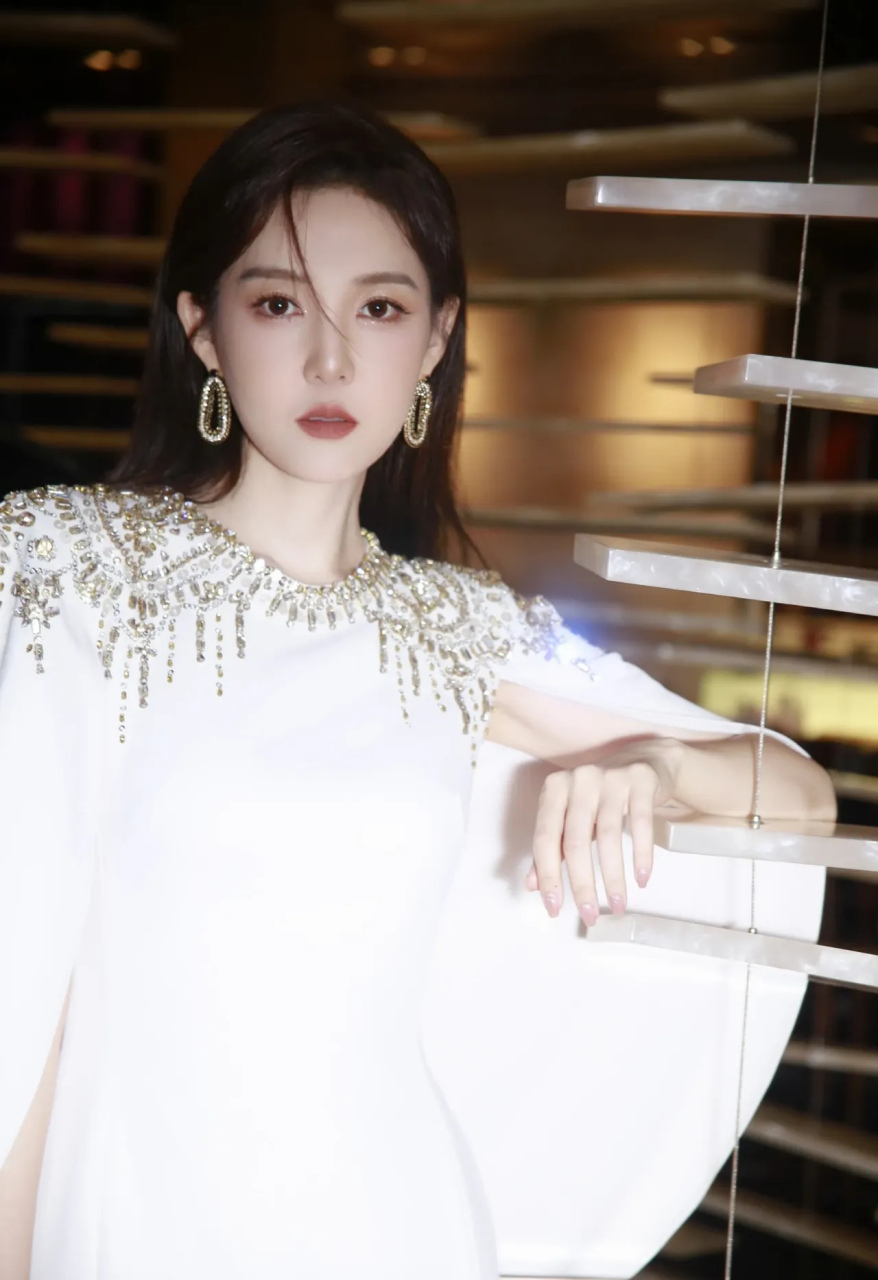 美女主持人郭玮,出席金鸡奖活动,一袭白色礼服,端庄秀丽,优雅迷人.