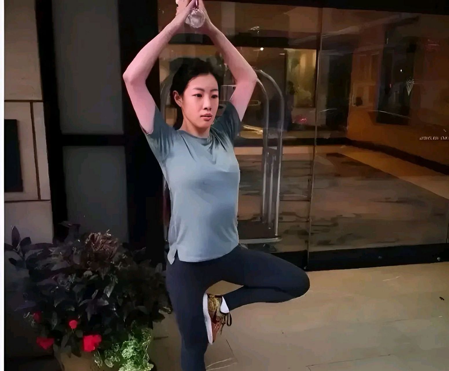 图一中的这位抱着小狗的就是刘强东明州事件的女主角,96年出生,今年