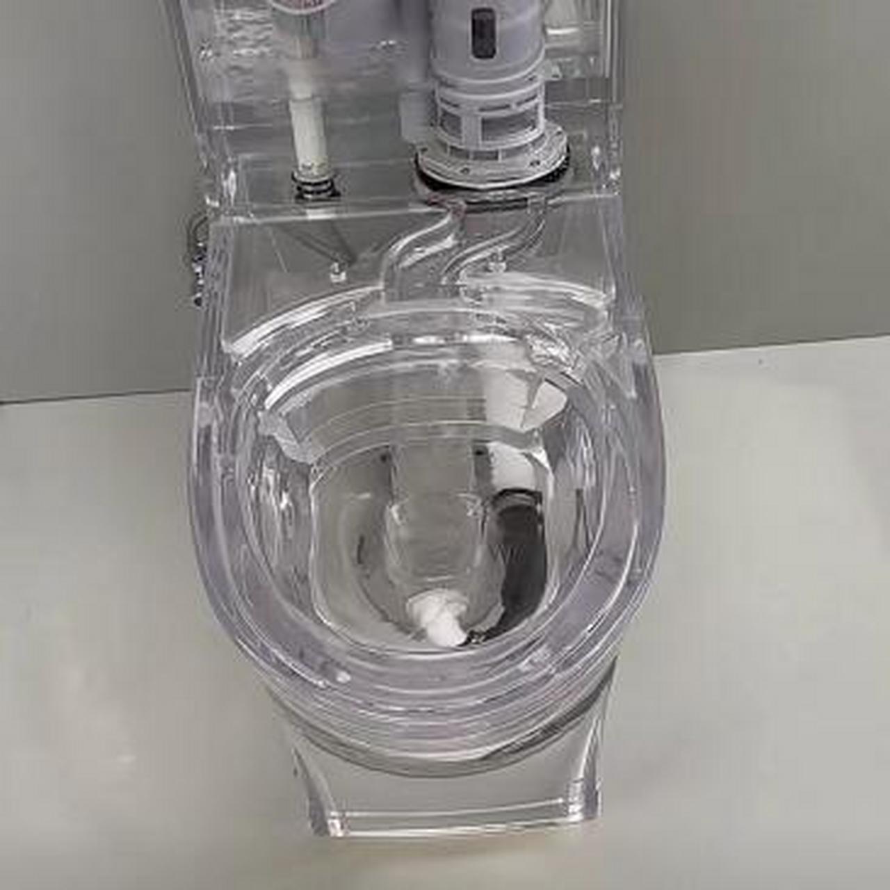 去亲戚家吃饭上厕所的时候发现这马桶咋用透明水晶做的这种上厕所有啥