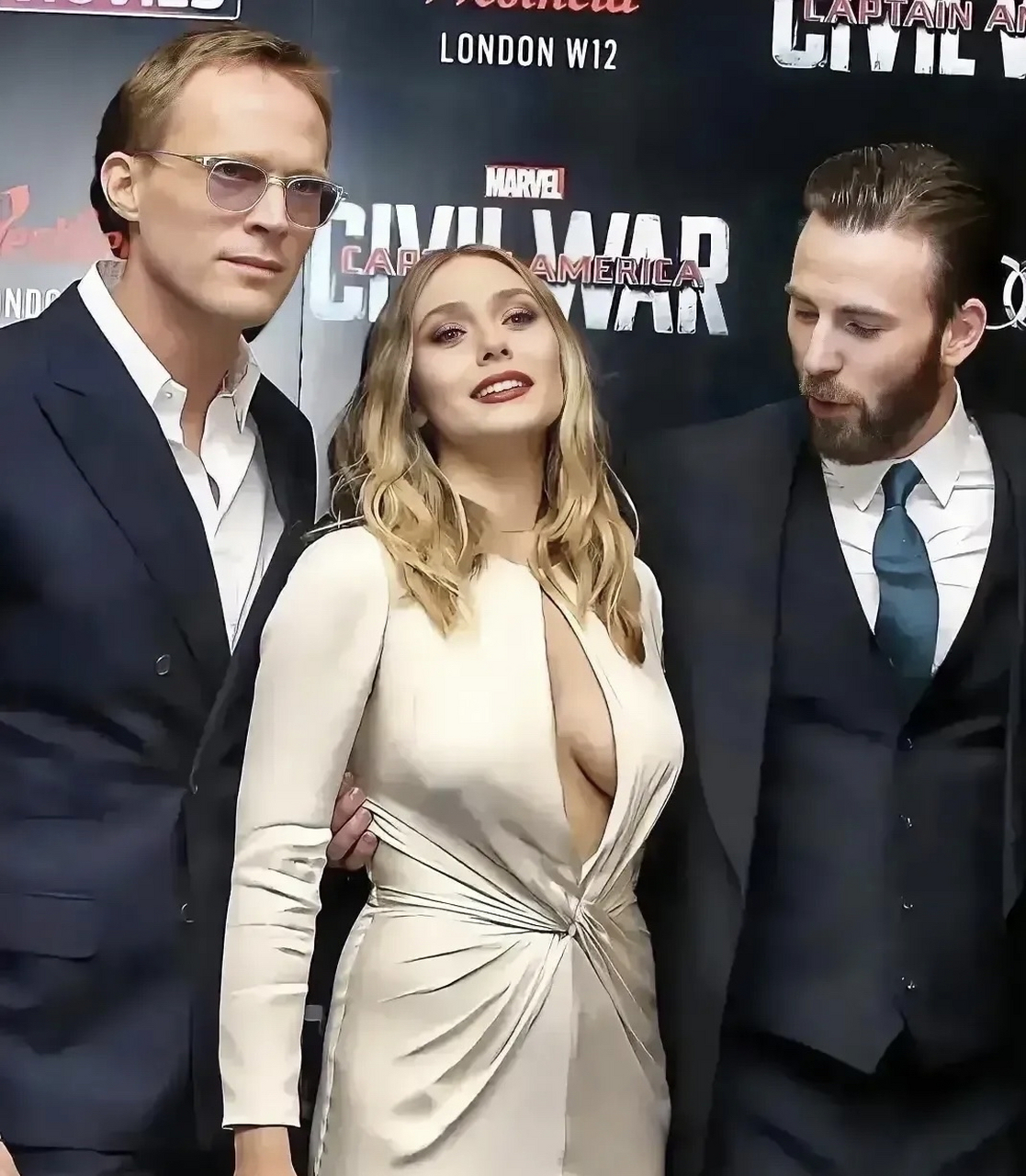 这样的猩红女巫(伊丽莎白·奥尔森)连美队都顶不住了[微笑]