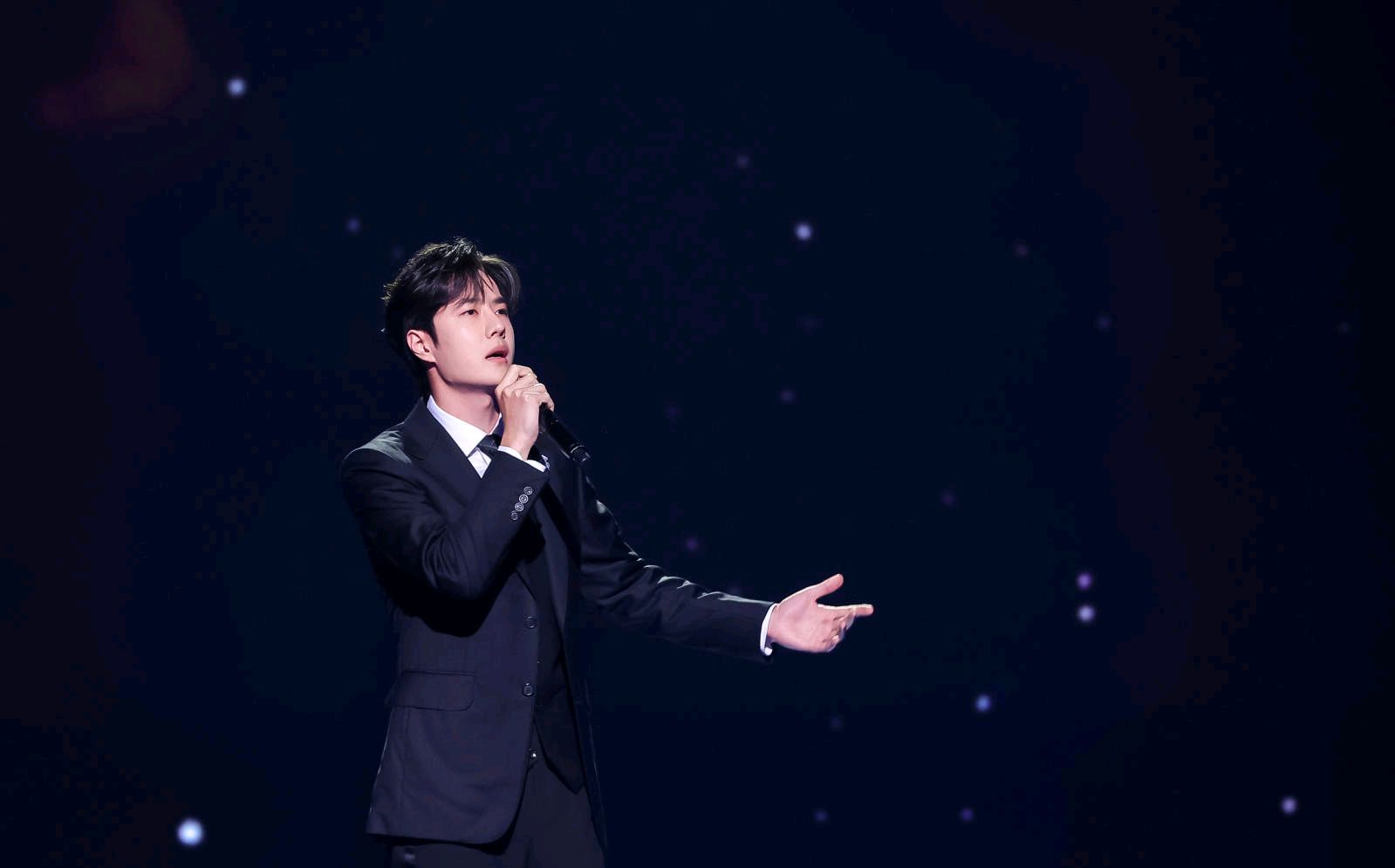 王一博香港再唱《无名》,一秒梦回叶先生