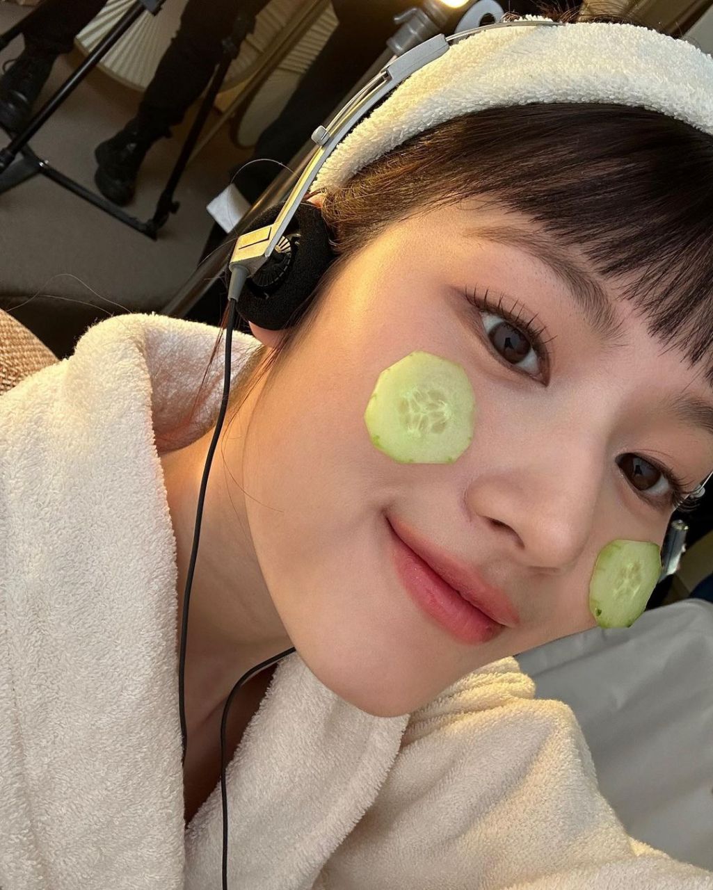 twice凑崎纱夏最新po照. 她身穿浴袍,扮可爱. 搞怪自拍了很多张.