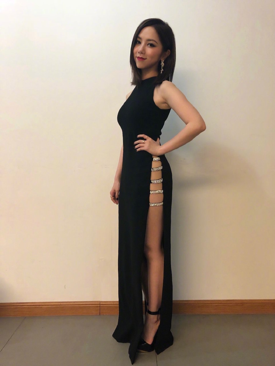 邓紫棋的穿搭造诣令人钦佩,这款裙子不仅能增加身高,同时也展现了性感