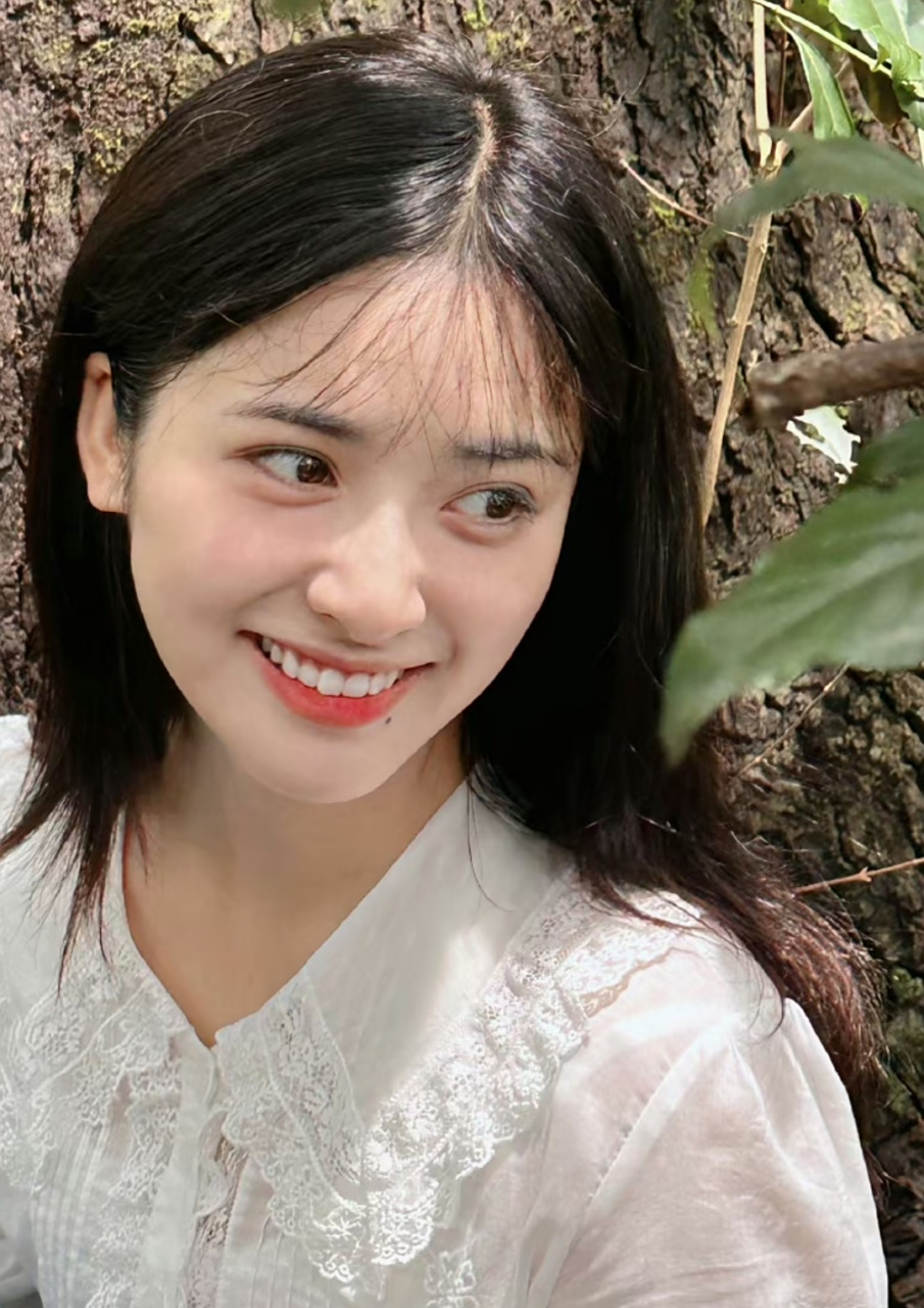 沈月外出爬山晒自拍,原相机直拍没修图,脸上的几颗痣都能看得清楚