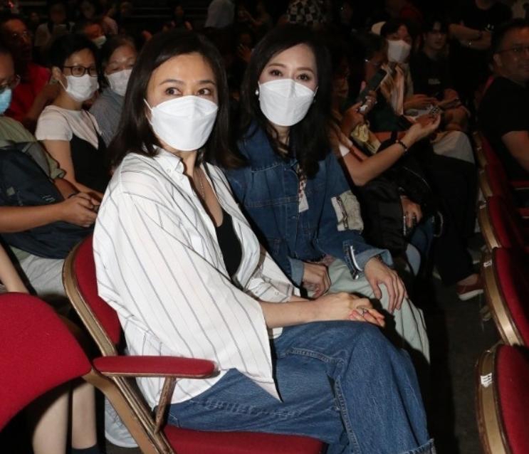 关之琳邱淑贞演唱会同框,一个犹如少女,一个像路人