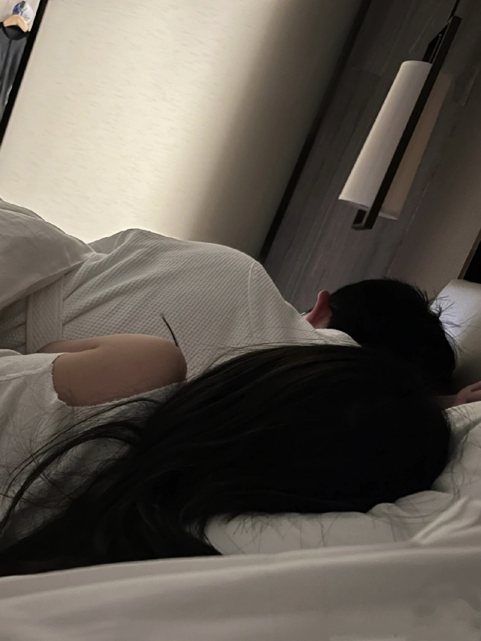 突然有一天,女儿对我说,妈妈,我结婚了,是跟小f,我说这么大的事儿怎么