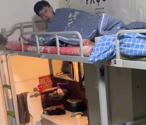 男生宿舍日常寝室图片