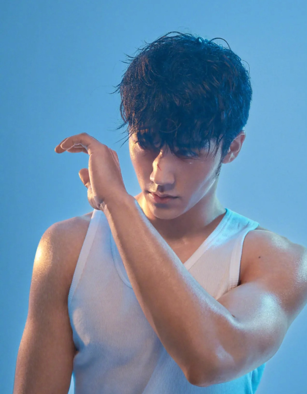 按这个标准卷起来吧…… 星落男演员们的身材太卷了,一个个的高大魁梧