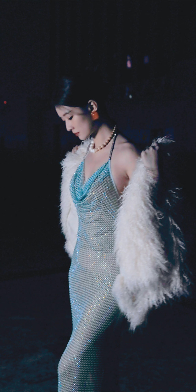 乔欣  水色露肩长裙  高跟凉鞋大长腿