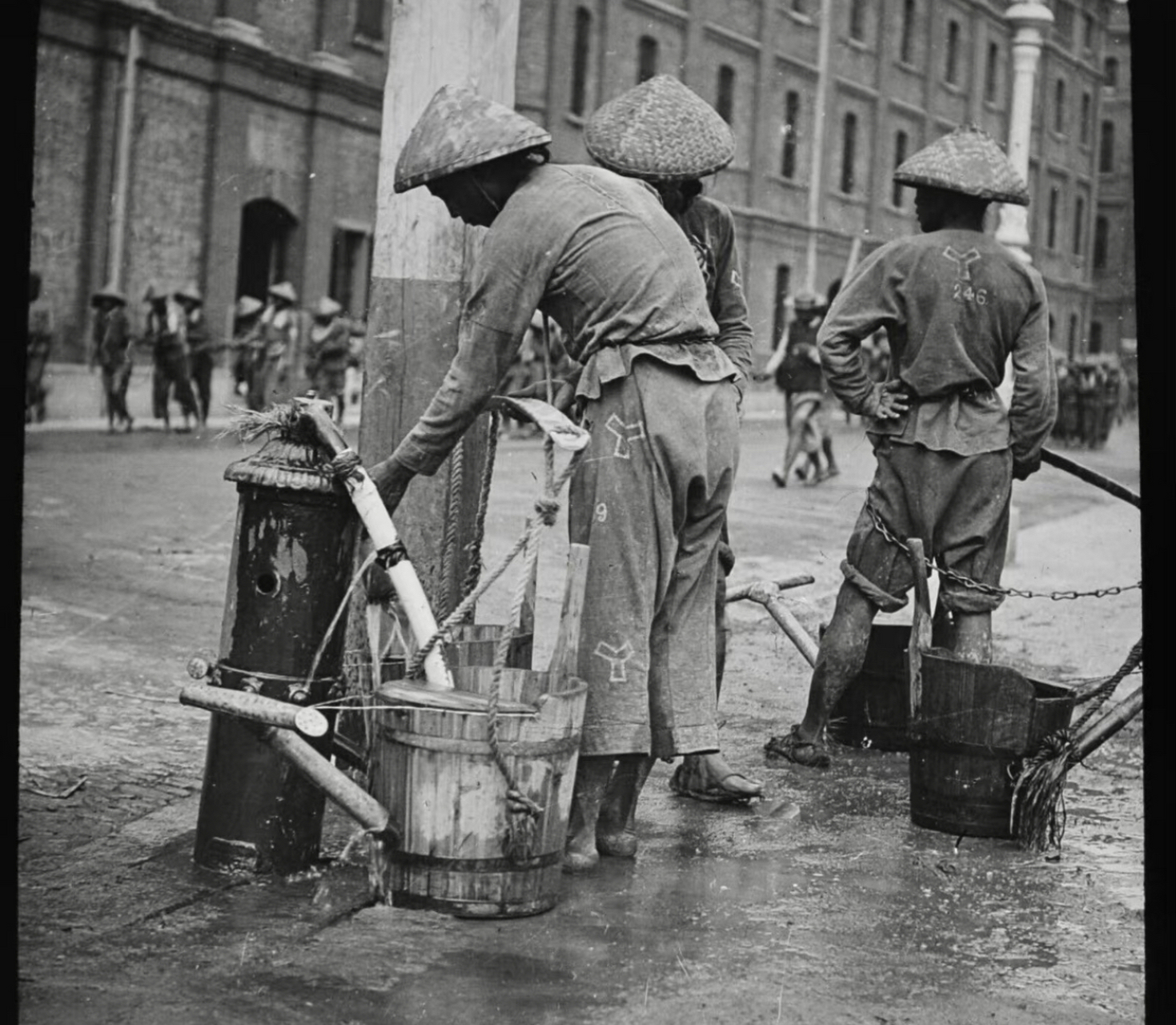 1920年代,上海街头的环卫工