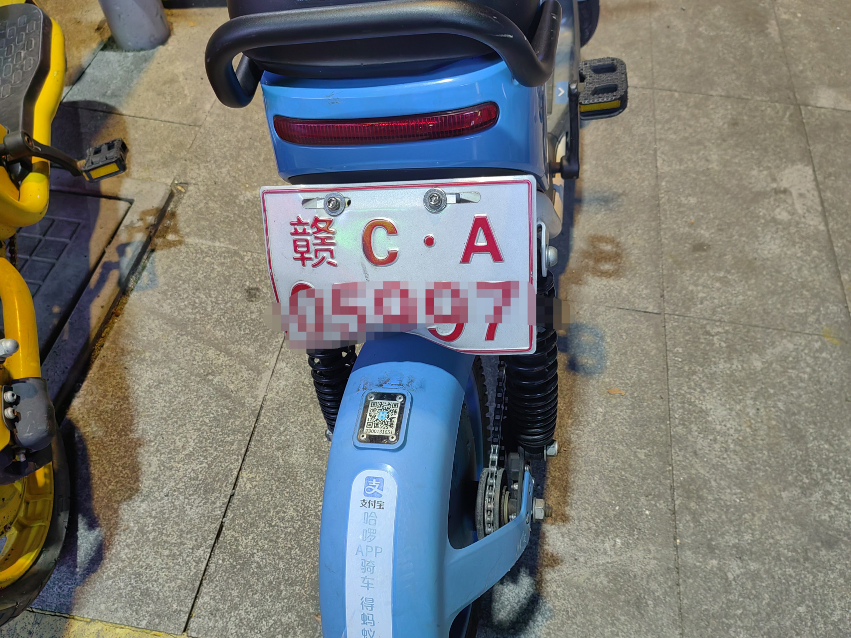 这种共享单车的车牌难得能看到一块完好无损的,但这并不能算是主观的